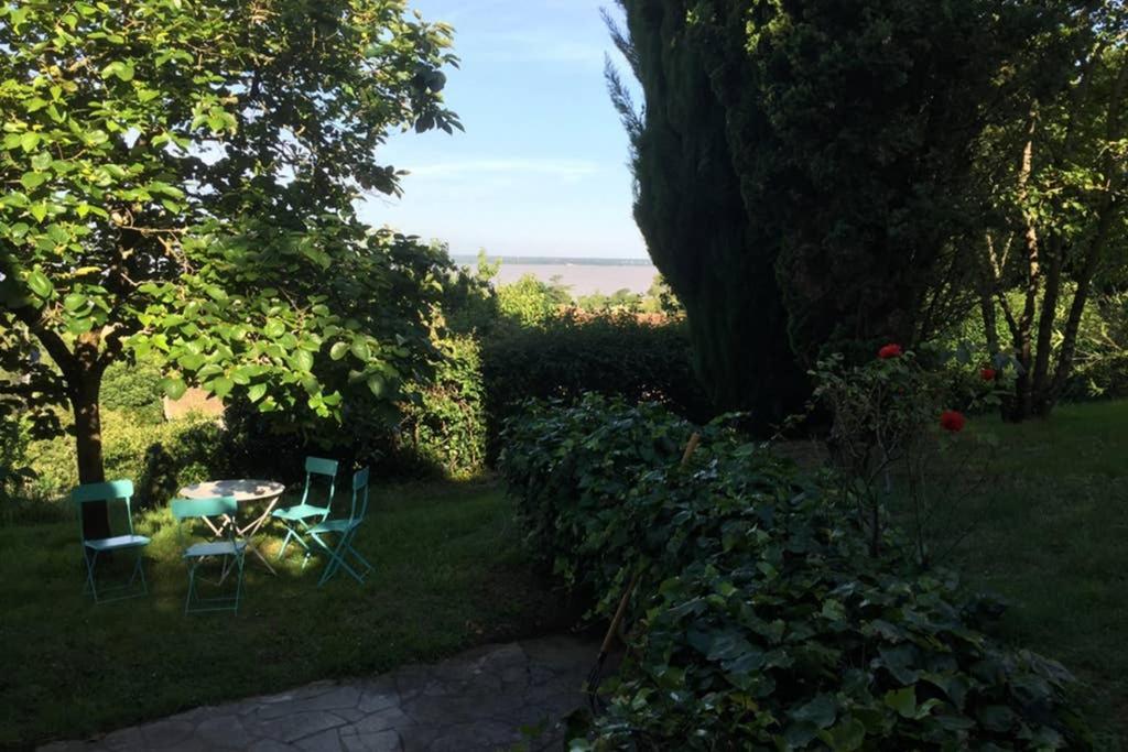 Appartement Avec Vue Panoramique Sur L'Estuaire De La Gironde Plassac  Exterior photo